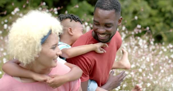 Uma Jovem Mulher Birracial Com Família Desfruta Momento Lúdico Livre — Vídeo de Stock