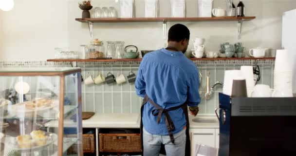Jeune Barista Afro Américain Dans Café Attachant Tablier Autour Taille — Video