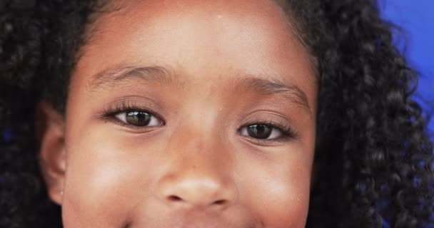 Primer Plano Una Chica Birracial Con Pelo Rizado Una Sonrisa — Vídeos de Stock