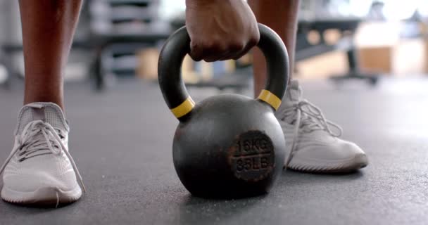 Close Kettlebell Being Lift African American Man Gym Fokusnya Pada — Stok Video