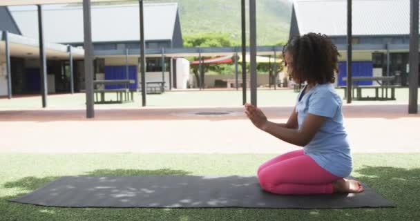 Chica Biracial Practicando Yoga Escuela Ella Centra Pose Promoción Salud — Vídeos de Stock