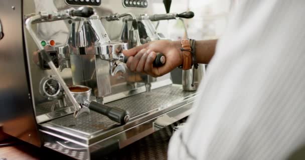 Afroamerikanischer Barista Bedient Eine Espressomaschine Die Sich Auf Die Kaffeegewinnung — Stockvideo