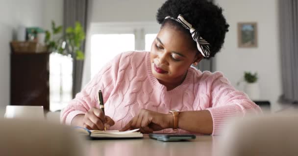 Αφρο Αμερικανίδα Γράφει Σημειωματάριο Στο Σπίτι Έχει Επικεντρωθεί Στην Εργασία — Αρχείο Βίντεο