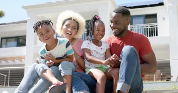 Família Feliz Homem Afro Americano Com Uma Jovem Mulher Birracial — Vídeo de Stock