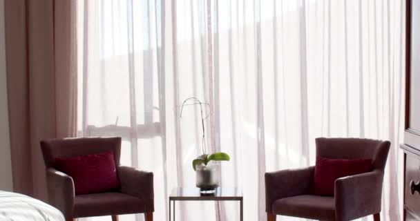 Zwei Braune Sessel Mit Roten Kissen Stehen Einem Fenster Mit — Stockvideo