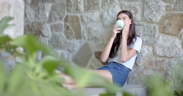Dospívající Běloška Dlouhými Hnědými Vlasy Vychutnává Drink Kamenné Římse Doma — Stock video