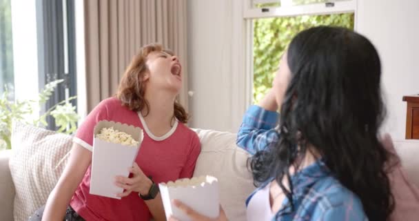 Dwie Młode Dwurasowe Przyjaciółki Śmieją Się Trzymają Pudełka Popcornu Domu — Wideo stockowe
