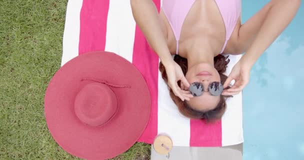Młoda Birasowa Kobieta Różowym Stroju Kąpielowym Relaksuje Się Ręczniku Paski — Wideo stockowe