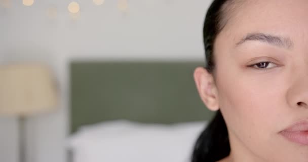 Großaufnahme Einer Jungen Frau Die Lächelt Mit Verschwommenem Schlafzimmerhintergrund Mit — Stockvideo