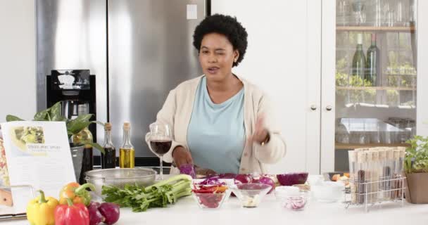 Toista Ruoanlaitto Show Afrikkalainen Amerikkalainen Nainen Valmistelee Aterian Moderni Keittiö — kuvapankkivideo