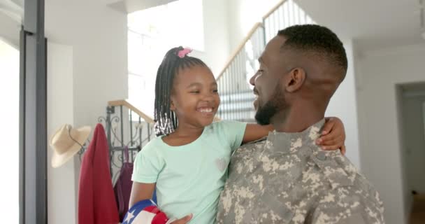 Afro Amerikaanse Soldaat Vader Omarmt Een Jonge Dochter Met Gevlochten — Stockvideo
