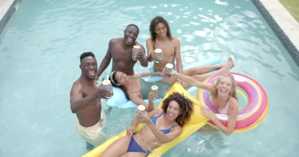 Diverse Vriendengroepen Genieten Van Een Drankje Een Zwembad Met Een — Stockvideo