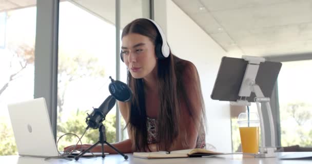 Tonårstjejen Spelar Podcast Utrustad Med Mikrofon Och Hörlurar Hon Fokuserar Stockvideo