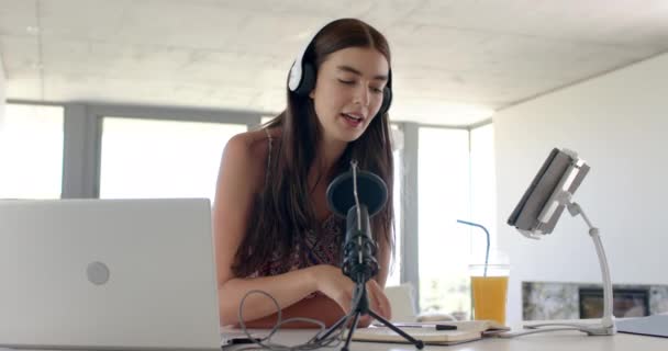 Nastolatka Rasy Białej Długimi Brązowymi Włosami Nagrywa Podcast Nosi Słuchawki — Wideo stockowe