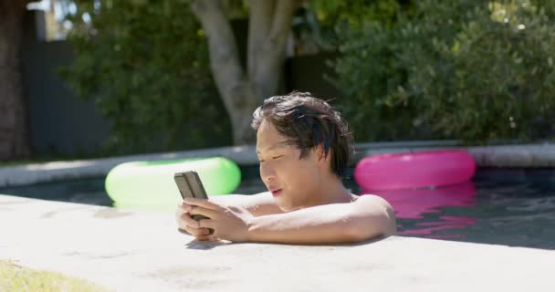 Adolescente Asiático Chico Con Pelo Mojado Está Utilizando Teléfono Inteligente — Vídeo de stock