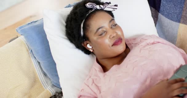 Afrikansk Amerikansk Kvinna Sover Fridfullt Soffa Hemma Hon Bär Rosa — Stockvideo