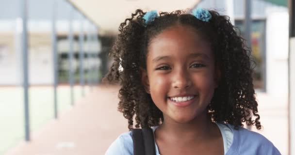 学校でカーリーヘアの美しい女の子は コピースペースで青い髪のつながりを身に着けています 彼女は彼女の明るい表現 ゆっくりとした動きで幸せと自信を排除しています — ストック動画