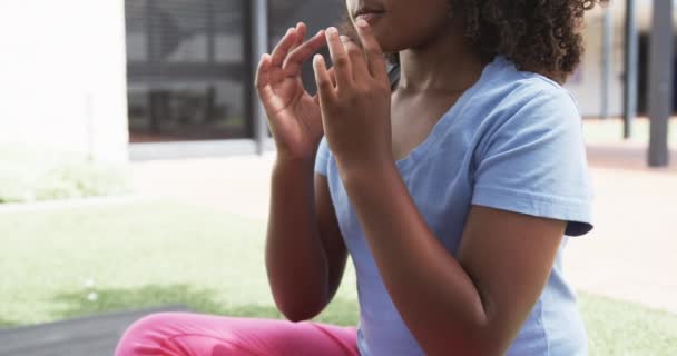 Biracial Chica Medita Aire Libre Dedos Tocando Una Pose Mudra — Vídeos de Stock