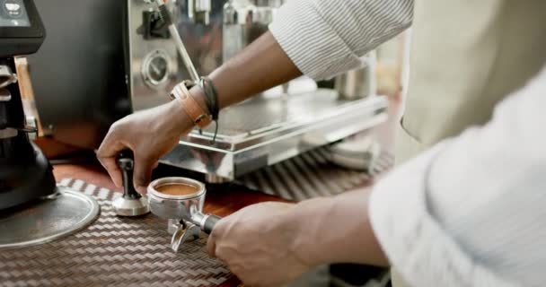 Barista Afroamericano Opera Una Máquina Espresso Profesional Usando Brazalete Enfoque — Vídeo de stock