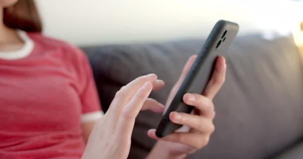 Gros Plan Une Adolescente Caucasienne Utilisant Smartphone Maison Son Accent Séquence Vidéo Libre De Droits