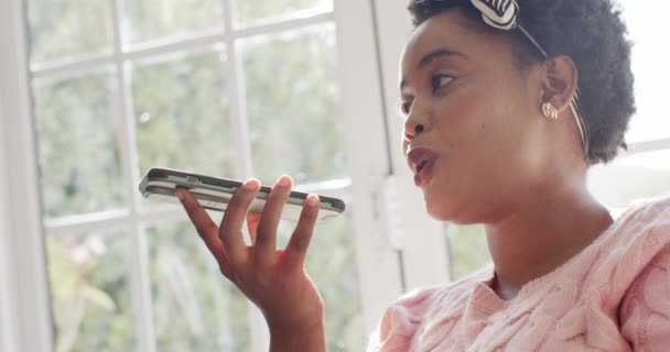 Афроамериканська Жінка Розмовляє Своєму Телефоні Хвилювання Очевидне Вона Приміщенні Ділиться — стокове відео