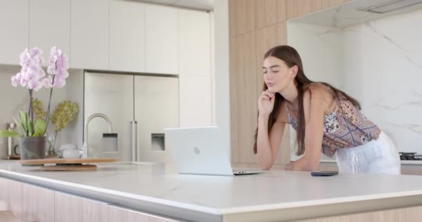 Genç Beyaz Kız Modern Bir Mutfakta Dizüstü Bilgisayarına Odaklanmış Uzun — Stok video