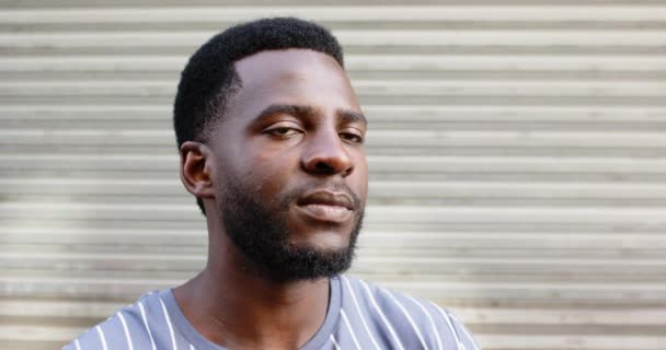 Jonge Afro Amerikaanse Man Met Een Baard Draagt Een Gestreept — Stockvideo