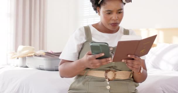 Mulher Afro Americana Olha Para Telefone Com Preocupação Passaporte Mão — Vídeo de Stock