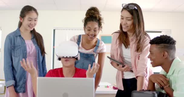 高校のティーンエイジャーの多様なグループは Vrヘッドセットを着用したバーチャルリアリティを探ります 興奮は テクノロジーのブリッジとして教室の設定を満たし 楽しく スローモーション — ストック動画