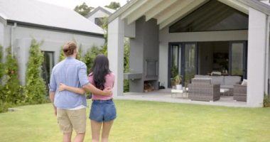 Melez bir çift arka bahçede yan yana durur. Evlerine bakar, fotokopi çekerler. Erkek arkadaşı kısa kahverengi saçlı, kız arkadaşı uzun siyah saçlı ve kot şort giyiyor, değiştirilmemiş, ağır çekimde..