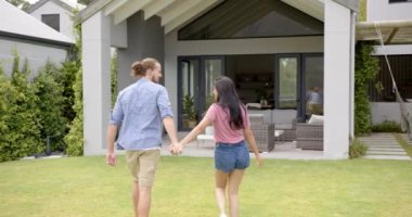 Melez bir çift arka bahçelerinde bir anın tadını çıkarıyor, kopyalama alanı. Kız arkadaşının uzun, siyah saçları ve parlak bir gülümsemesi var. Erkek arkadaşının ise sakalı ve günlük kıyafetleri var. Değişiklik yok.