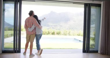 Çeşitli bir çift evlerinin manzarasına hayran, fotokopi alanı. Kafkasyalı erkek ve Asyalı kadın, ikisi de genç, gelişigüzel giyinmiş, bir anlık bağlantıyı paylaşıyorlar, değişmemiş, yavaş çekim.