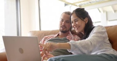 Çeşitli bir çift evdeki rahat bir kanepede dizüstü bilgisayarla rahatlıyor. Kafkasyalı erkek ve İspanyol kadın, ikisi de genç, bir anlık dijital bağlantıyı paylaşıyorlar, değişmemiş, yavaş çekim