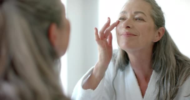 Una Donna Caucasica Matura Esamina Sua Pelle Facciale Bagno Casa — Video Stock