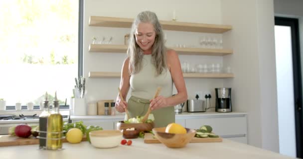 Uma Mulher Branca Madura Está Preparando Uma Salada Uma Cozinha — Vídeo de Stock