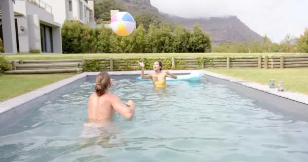 부부는 수영장에서 놀라운 순간을 즐긴다 그녀는 그녀의 친구에게 던지고 햇볕이 — 비디오