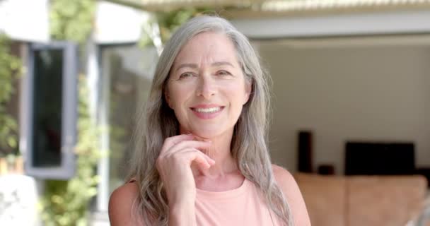 Kypsä Valkoihoinen Nainen Hymyilee Lämpimästi Kotona Hänen Hopeiset Hiuksensa Kehystävät — kuvapankkivideo