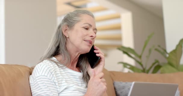 Een Volwassen Blanke Vrouw Chat Haar Smartphone Ontspannen Een Bank — Stockvideo
