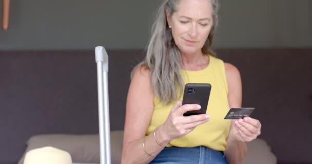 Een Volwassen Blanke Vrouw Onderzoekt Haar Creditcard Telefoon Klaar Voor — Stockvideo