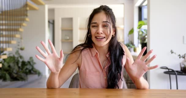 Ung Latinamerikansk Kvinne Sitter Ved Trebord Videosamtalen Hjemme Hun Har – stockvideo