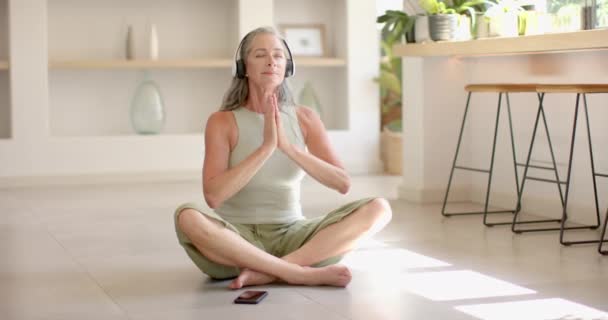 Olgun Bir Kafkasyalı Kadın Evde Yerde Meditasyon Yapıyor Kapalı Gözlerle — Stok video