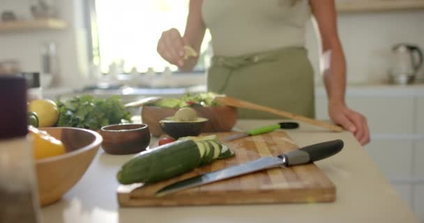 Egy Érett Kaukázusi Salátát Készít Otthon Konyhájában Világos Bőre Van — Stock videók