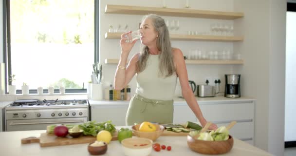 Olgun Beyaz Bir Kadın Evde Salata Yaparken Güneşli Bir Mutfakta — Stok video