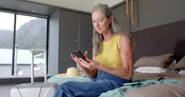 Olgun Bir Beyaz Kadın Yatak Odasında Bir Tablet Kullanıyor Uzun — Stok video