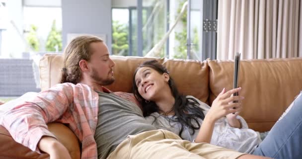Ein Junges Vielseitiges Paar Entspannt Sich Hause Auf Einem Sofa — Stockvideo