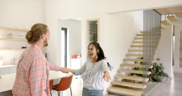 Genç Bir Çift Dans Ediyor Evdeki Modern Bir Mutfakta Eğleniyor — Stok video