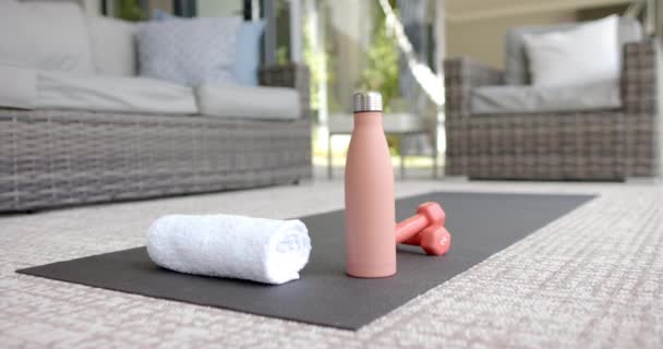 瑜伽垫装有水瓶 毛巾和哑铃 室外的健身必需品整齐地摆放在庭院里 引起锻炼 动作缓慢 没有变化 — 图库视频影像