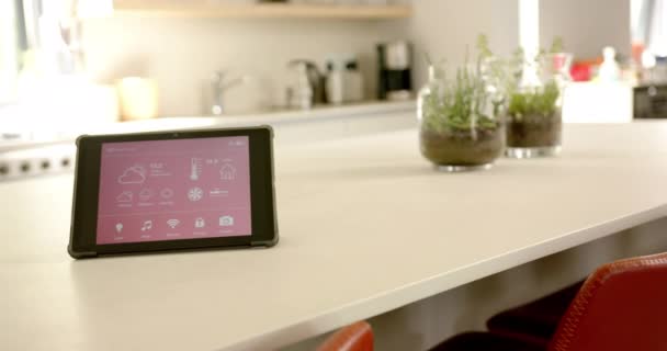 一个聪明的家庭接口坐在厨房的柜台上 复制空间 该装置展示了现代 设备齐全的家庭环境的天气和控制 保持不变 动作缓慢 — 图库视频影像