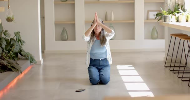 Mogen Vit Kvinna Utövar Yoga Hemma Hon Har Långt Grått — Stockvideo