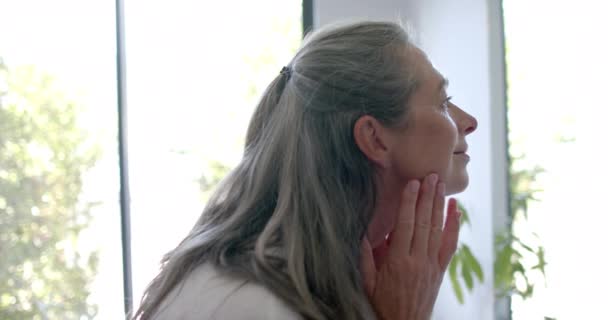Dospělá Běloška Jemně Dotýká Své Tváře Dlouhé Šedé Vlasy Viditelné — Stock video